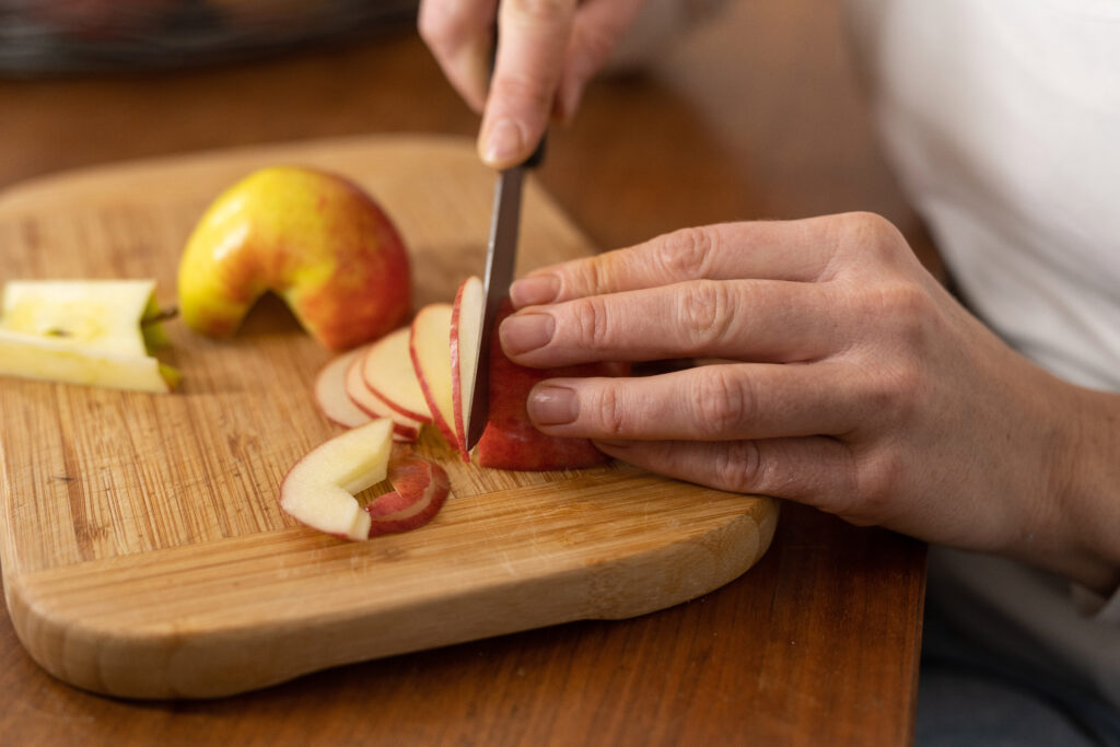 Apfel wird in Spalten geschnitten