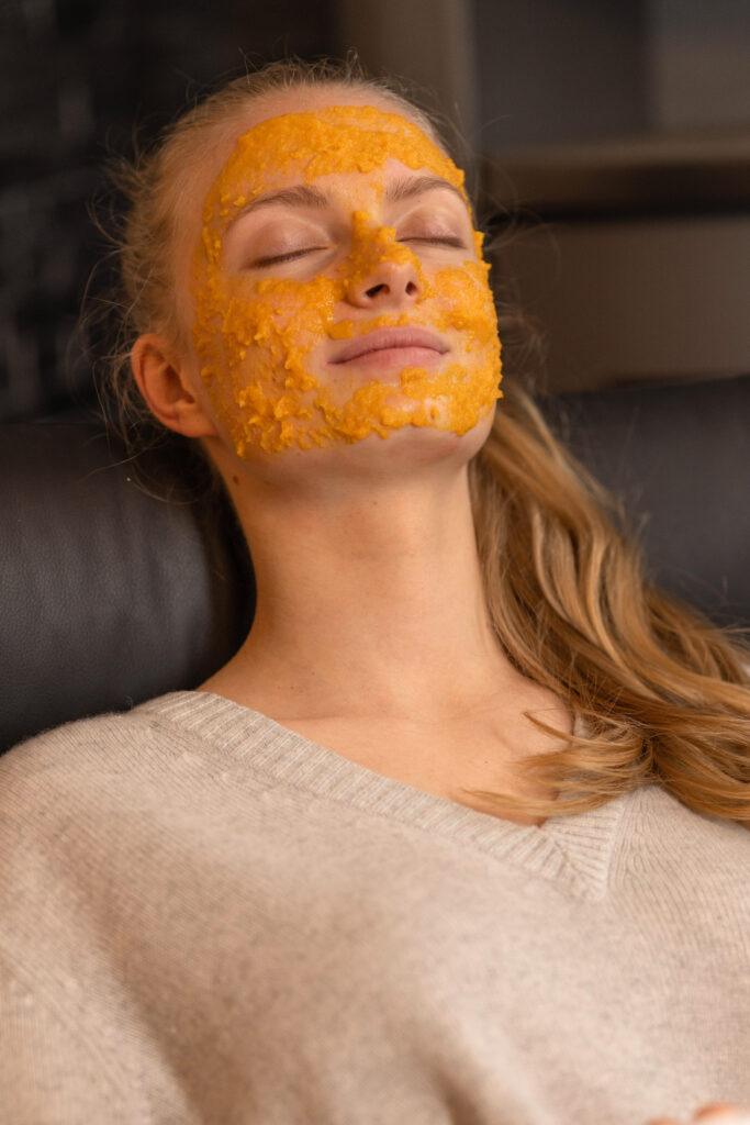 Model Tessa liegt entspannt mit einer Karottenmaske im Gesicht mit geschlossenen Augen im Sessel