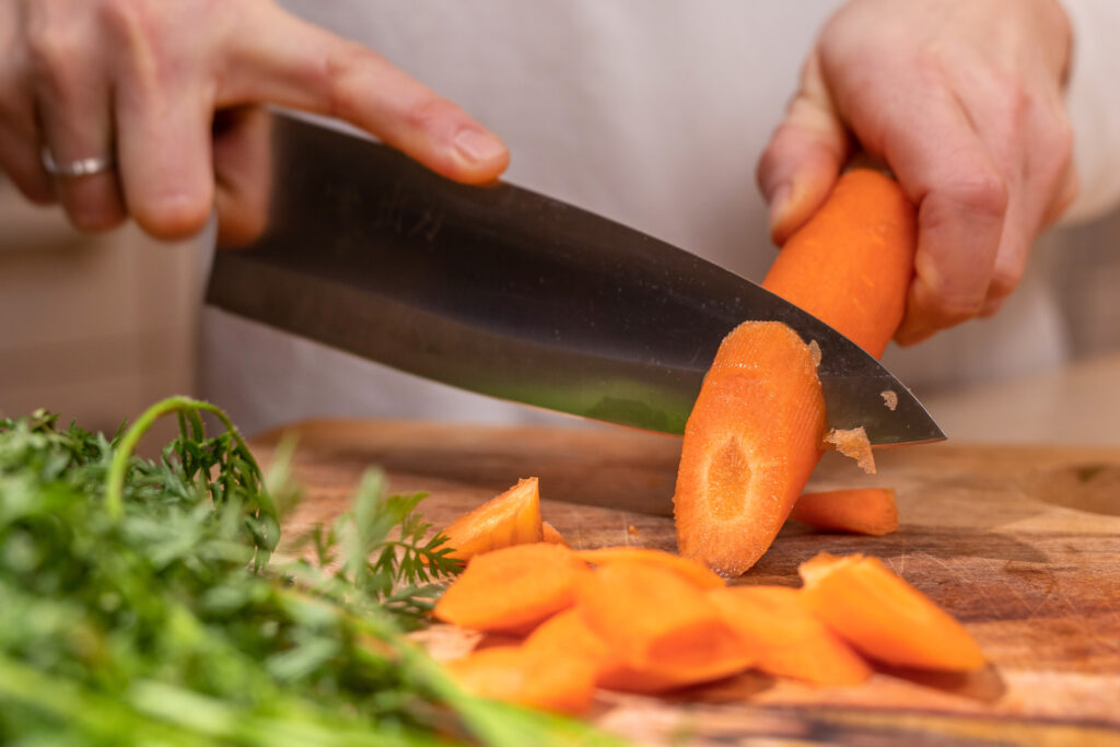 Karotte wird mit einem scharfen Messer geschnitten