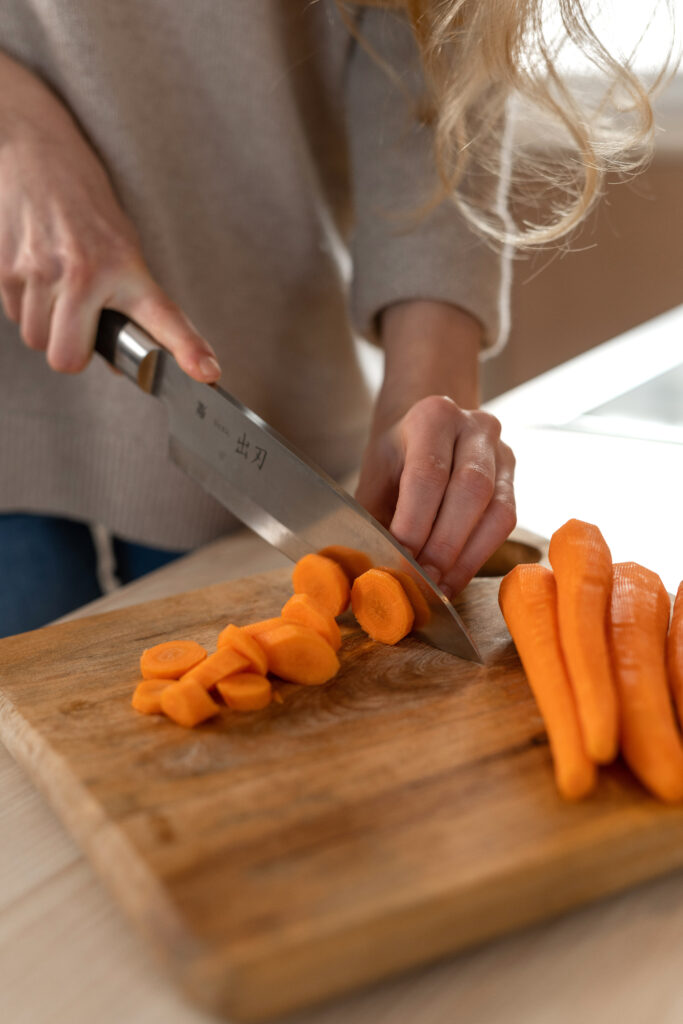 Karotten werden in Scheiben geschnitten